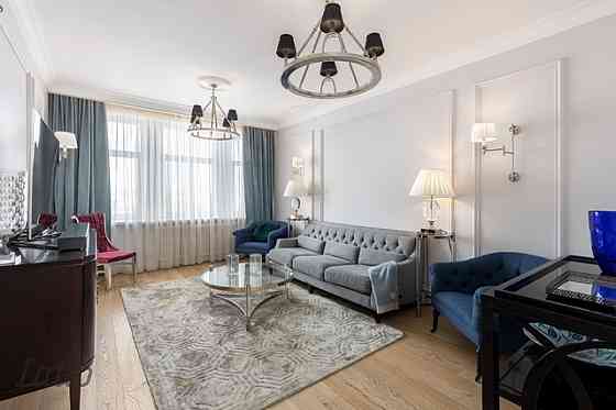 Īrei tiek piedāvāts   ekskluzīvs dzīvoklis kapitāli renovētā fasādes ēkā, Rīgas klusajā centrā. Pāri Рига