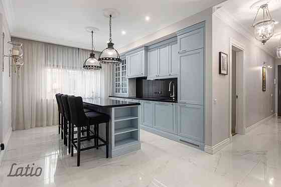 Īrei tiek piedāvāts   ekskluzīvs dzīvoklis kapitāli renovētā fasādes ēkā, Rīgas klusajā centrā. Pāri Рига