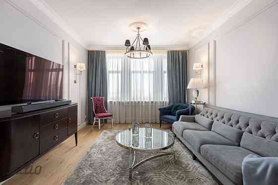 Īrei tiek piedāvāts   ekskluzīvs dzīvoklis kapitāli renovētā fasādes ēkā, Rīgas klusajā centrā. Pāri Рига