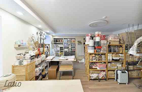 Pārdod tirdzniecības/biroja/salona telpas Ausekļa ielā 5 ēkas pirmajā stāvā ar atsevišķu ieeju no ie Rīga