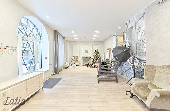 Pārdod tirdzniecības/biroja/salona telpas Ausekļa ielā 5 ēkas pirmajā stāvā ar atsevišķu Rīga - foto 1