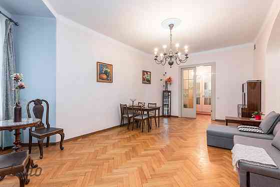 Izīrējam plašu dzīvokli vēsturiskā centra namā!

Piedāvājam ērtu dzīvokli piektajā stāvā ēkā ar lift Rīga