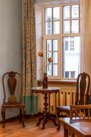 Izīrējam plašu dzīvokli vēsturiskā centra namā!

Piedāvājam ērtu dzīvokli piektajā stāvā ēkā ar lift Rīga