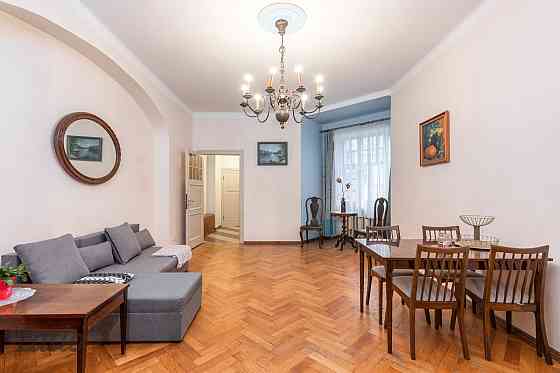 Izīrējam plašu dzīvokli vēsturiskā centra namā!

Piedāvājam ērtu dzīvokli piektajā stāvā ēkā ar lift Rīga