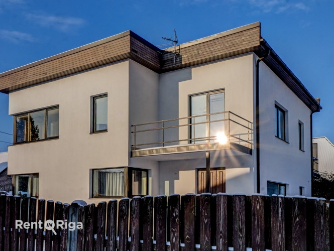 Liela māja + viesu māja ar pirti  plašs īpašums ar daudz iespējām.  Piedāvājumā unikāls Rīga - foto 1