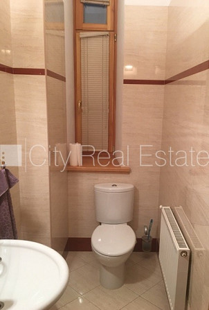 Fasādes māja, renovēta māja, ieeja no ielas, kāpņu telpa pēc kapitālā remonta, logi Rīga - foto 6