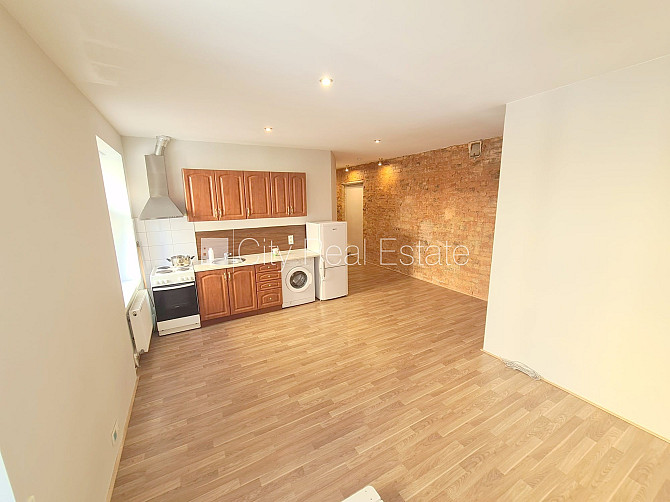 Pagalma ēka, renovēta māja, slēgts pagalms, ieeja no ielas, kāpņu telpa pēc kosmētiskā Rīga - foto 6