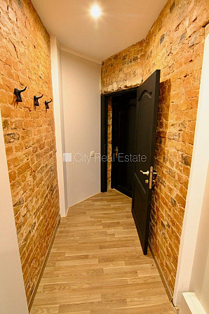 Pagalma ēka, renovēta māja, slēgts pagalms, ieeja no ielas, kāpņu telpa pēc kosmētiskā Rīga - foto 11