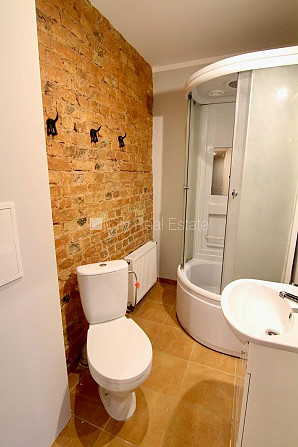 Pagalma ēka, renovēta māja, slēgts pagalms, ieeja no ielas, kāpņu telpa pēc kosmētiskā Rīga - foto 12