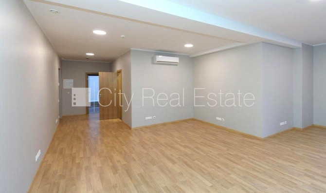 Jaunceltne, fasādes māja, ieeja no pagalma, ir lifts, logi vērsti mājas abās pusēs, Rīga - foto 3