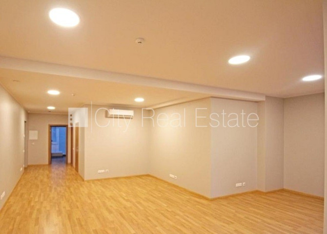 Jaunceltne, fasādes māja, ieeja no pagalma, ir lifts, logi vērsti mājas abās pusēs, Rīga - foto 13