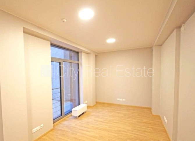 Jaunceltne, fasādes māja, ieeja no pagalma, ir lifts, logi vērsti mājas abās pusēs, Rīga - foto 8