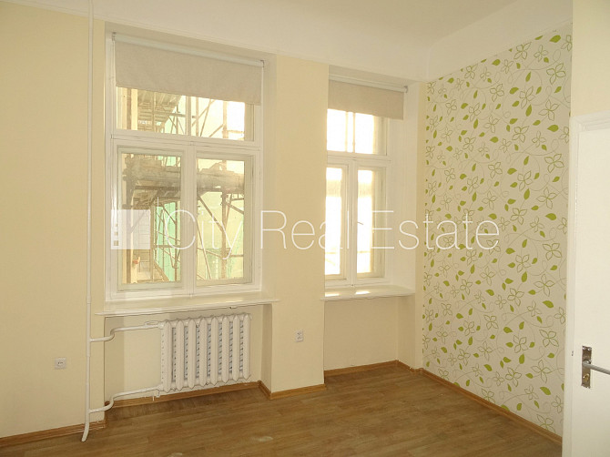 Fasādes māja, renovēta māja, ieeja no ielas, ir lifts, kāpņu telpa pēc kapitālā remonta, Rīga - foto 1