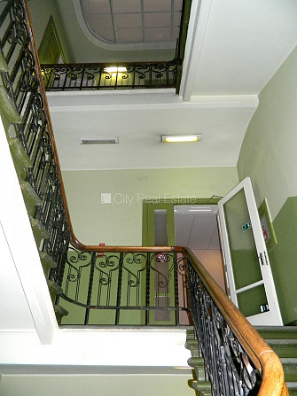 Fasādes māja, renovēta māja, ieeja no ielas, ir lifts, kāpņu telpa pēc kapitālā remonta, Rīga - foto 13