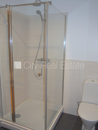 Новостройка, фасадный дом, благоустроенная озеленённая территория, подъездная Рига - изображение 17