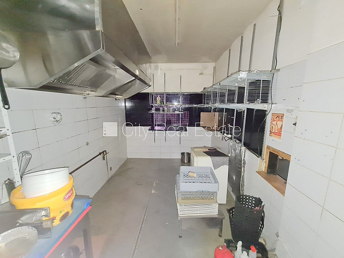 Fasādes māja, ieeja no ielas, terase, logi vērsti uz ielas pusi, mājā pieslēgta 3 fāžu Rīga - foto 12