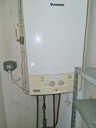 Fasādes māja, ieeja no ielas, terase, logi vērsti uz ielas pusi, mājā pieslēgta 3 fāžu Rīga - foto 8