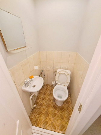 Fasādes māja, ieeja no ielas, logi vērsti uz pagalma pusi, istaba izolēta 20 m2, virtuve, Rīga - foto 10