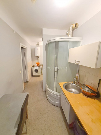 Fasādes māja, ieeja no ielas, logi vērsti uz pagalma pusi, istaba izolēta 20 m2, virtuve, Rīga - foto 8