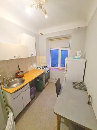 Fasādes māja, ieeja no ielas, logi vērsti uz pagalma pusi, istaba izolēta 20 m2, virtuve, Rīga - foto 7