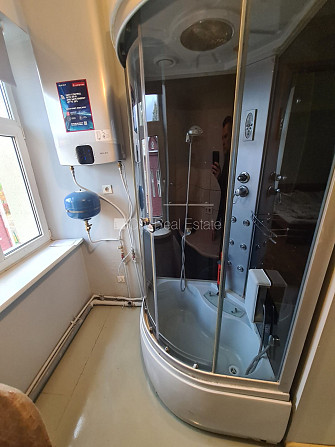 Fasādes māja, ieeja no ielas, logi vērsti uz ielas pusi, istaba izolēta, virtuve, augstie Rīga - foto 12