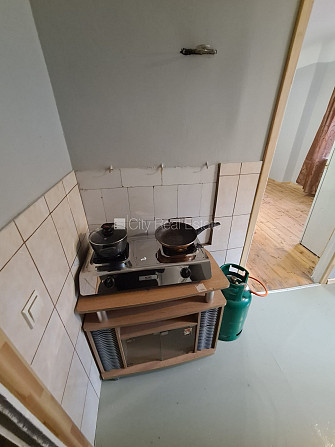 Fasādes māja, ieeja no ielas, logi vērsti uz ielas pusi, istaba izolēta, virtuve, augstie Rīga - foto 9