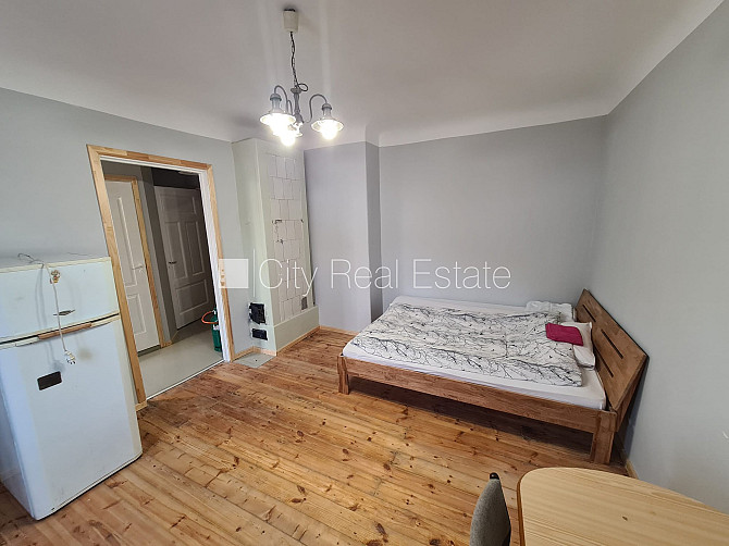 Fasādes māja, ieeja no ielas, logi vērsti uz ielas pusi, istaba izolēta, virtuve, augstie Rīga - foto 6