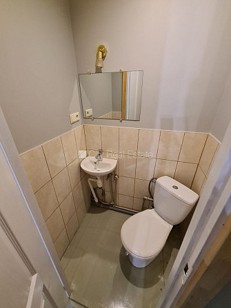 Fasādes māja, ieeja no ielas, logi vērsti uz ielas pusi, istaba izolēta, virtuve, augstie Rīga - foto 14