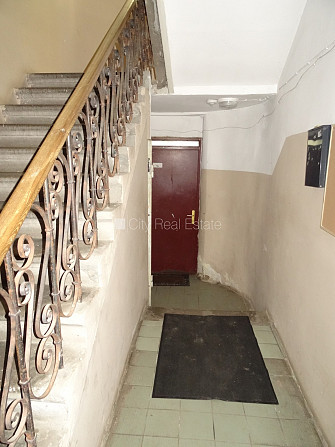Fasādes māja, renovēta māja, ieeja no pagalma, kāpņu telpa pēc kosmētiskā remonta, logi Rīga - foto 11