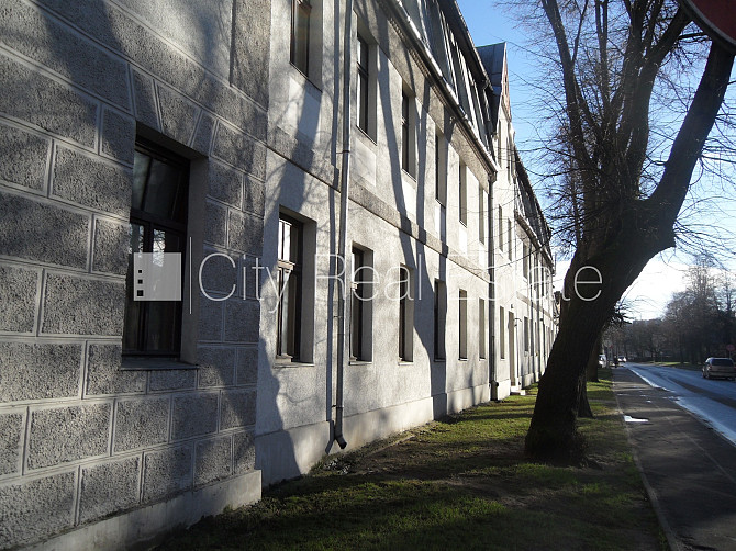 Fasādes māja, renovēta māja, ieeja no pagalma, kāpņu telpa pēc kosmētiskā remonta, logi Rīga - foto 12