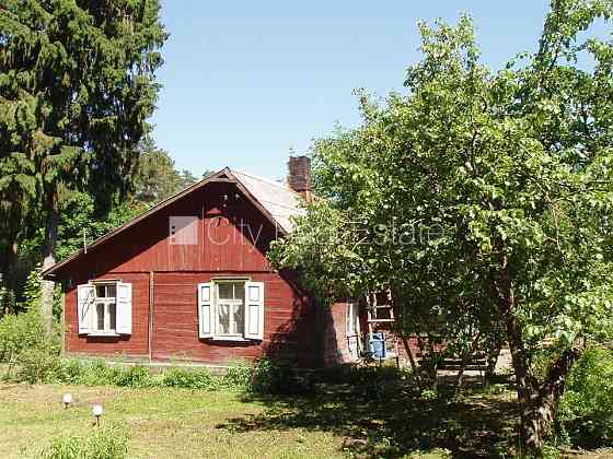 Покрытие крыши из черепицы, фасад с деревянной отделкой, территория обнесена Rīgas rajons