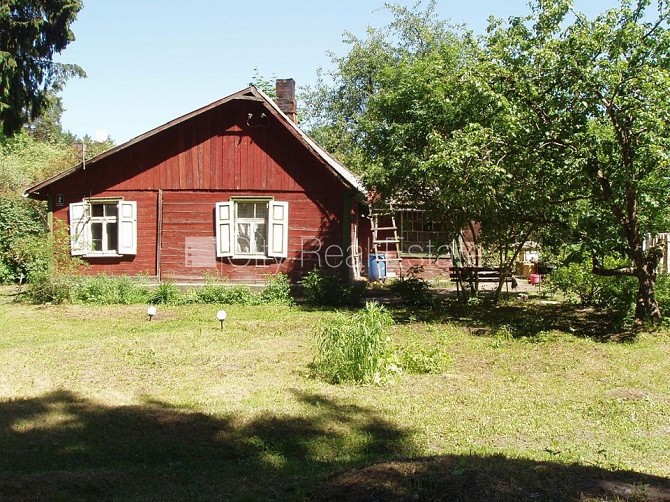 Dakstiņu jumta segums, fasāde ar koka apdari, iežogota teritorija, malkas apkure, iespēja Rīgas rajons - foto 2