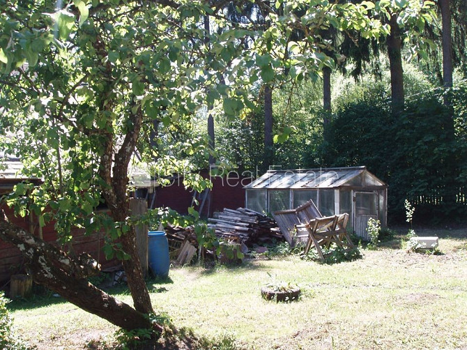 Dakstiņu jumta segums, fasāde ar koka apdari, iežogota teritorija, malkas apkure, iespēja Rīgas rajons - foto 12