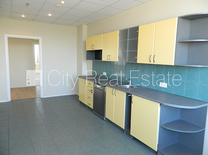 Fasādes māja, labiekārtota apzaļumota teritorija, vieta vairākām automašīnām, ir lifts, Rīga - foto 15