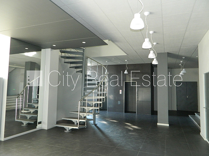 Fasādes māja, labiekārtota apzaļumota teritorija, vieta vairākām automašīnām, ir lifts, Rīga - foto 19