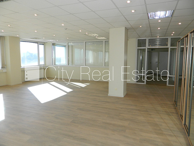 Fasādes māja, labiekārtota apzaļumota teritorija, vieta vairākām automašīnām, ir lifts, Rīga - foto 8