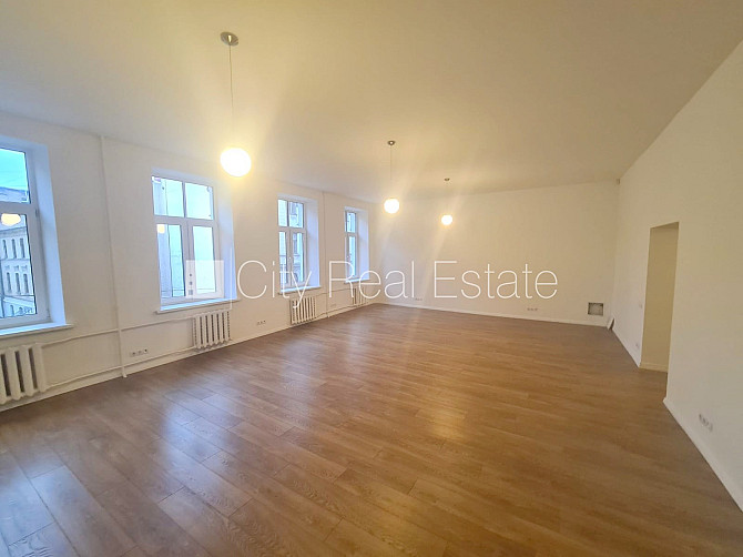 Fasādes māja, renovēta māja, ieeja no ielas, ir lifts, kāpņu telpa pēc kapitālā remonta, Rīga - foto 2