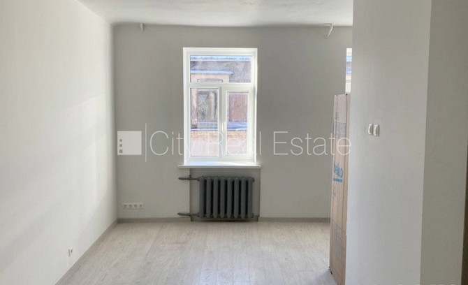 Pagalma ēka, slēgts pagalms, ieeja no pagalma, kāpņu telpa pēc kosmētiskā remonta, logi Rīga - foto 3