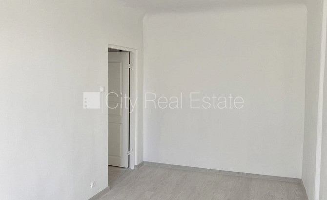 Pagalma ēka, slēgts pagalms, ieeja no pagalma, kāpņu telpa pēc kosmētiskā remonta, logi Rīga - foto 7