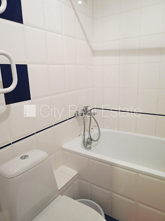 Fasādes māja, labiekārtota apzaļumota teritorija, vieta automašīnai, kāpņu telpa pēc Jūrmala - foto 10