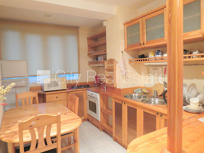 Fasādes māja, labiekārtota apzaļumota teritorija, vieta automašīnai, kāpņu telpa pēc Jūrmala - foto 1