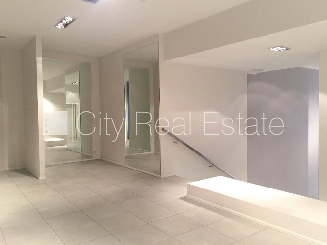 Fasādes māja, apsaimniekošanas maksa mēnesī 100 EUR, ieeja no ielas, logi vērsti uz ielas Rīga - foto 1