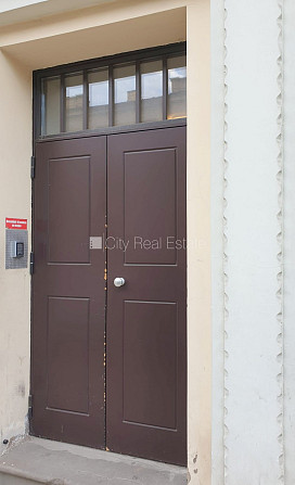 Fasādes māja, renovēta māja, ieeja no ielas, ir lifts, kāpņu telpa pēc kapitālā remonta, Rīga - foto 13