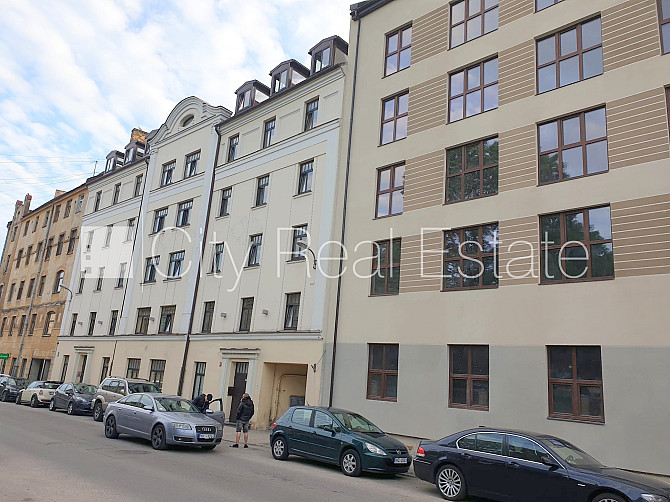 Fasādes māja, renovēta māja, ieeja no ielas, ir lifts, kāpņu telpa pēc kapitālā remonta, Rīga - foto 14
