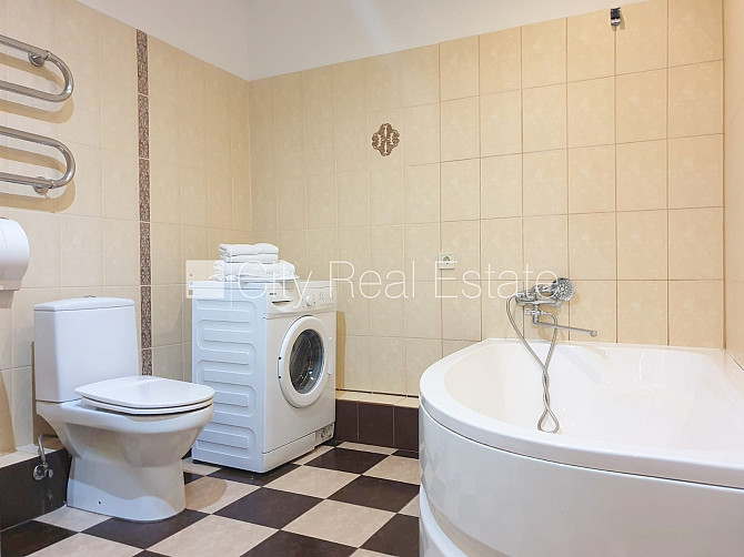 Fasādes māja, renovēta māja, ieeja no ielas, ir lifts, kāpņu telpa pēc kapitālā remonta, Rīga - foto 7