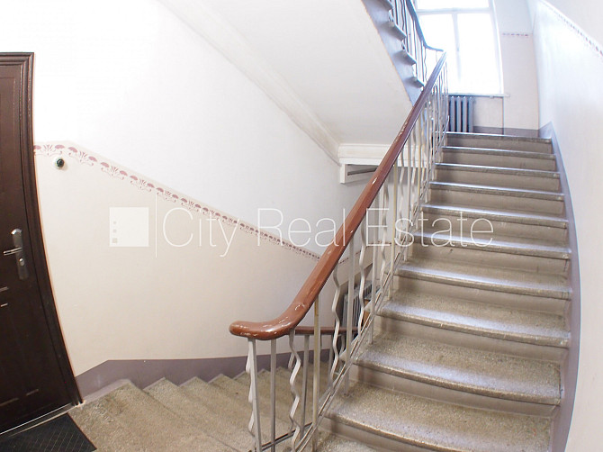 Fasādes māja, labiekārtota apzaļumota teritorija, vieta automašīnai, ieeja no pagalma, logi Rīga - foto 13