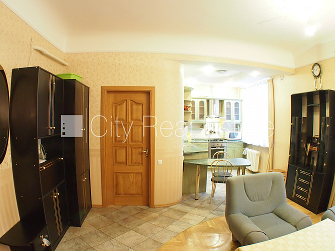 Fasādes māja, labiekārtota apzaļumota teritorija, vieta automašīnai, ieeja no pagalma, logi Rīga - foto 5