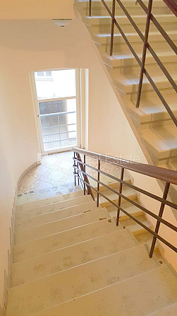 Фасадный дом, реновированный дом, вход с улицы, лифт, лестничная клетка после Рига - изображение 11