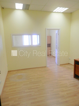 Фасадный дом, реновированный дом, вход с улицы, лифт, лестничная клетка после Рига - изображение 4