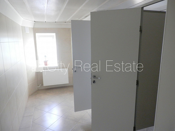 Фасадный дом, реновированный дом, вход с улицы, лифт, лестничная клетка после Рига - изображение 20